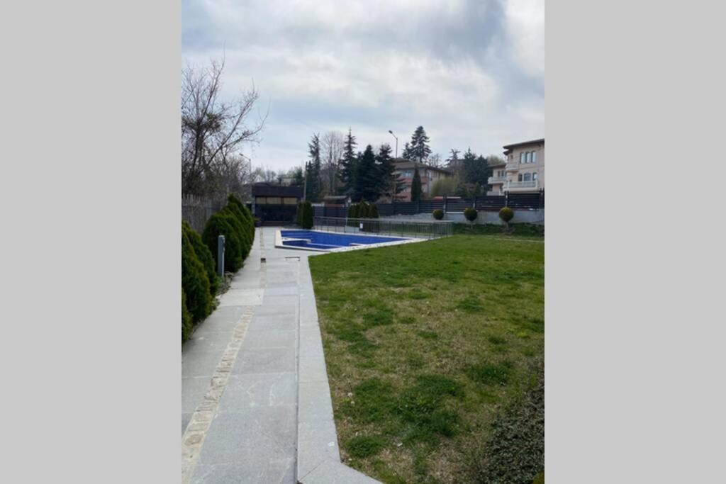 Cozy Red Bulldog Place In Apart-Complex/Pool Varna Esterno foto
